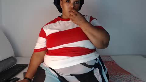 Snapshot of sexychill2000 chatting on 11.15.25 SEXYCHILL online show from 11.15.25