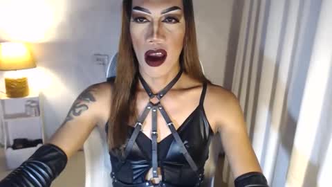 Snapshot of sexydevine_34 chatting on 12.14.25 Devine online show from 12.14.25