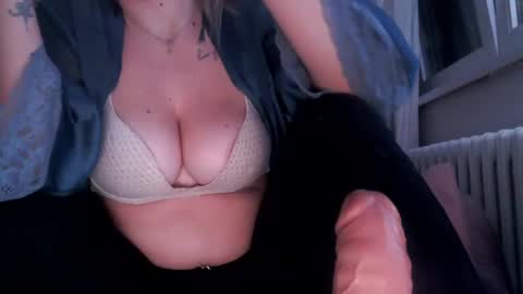 Snapshot of sexyella25 chatting on 01.29.25     .... ............ Onlyfans   online show from 01.29.25