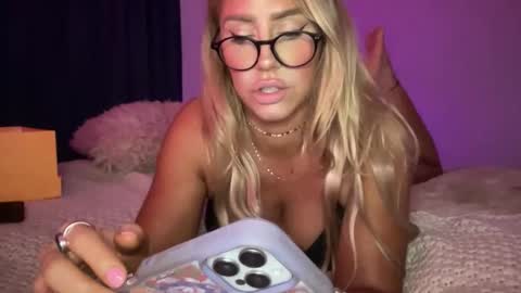 Snapshot of sexygoodvibebabe69 chatting on 10.25.25 Ashley Love online show from 10.25.25
