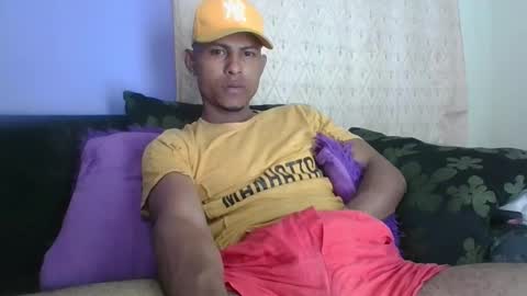 Snapshot of sexyleon69 chatting on 09.18.25 Sexy leon online show from 09.18.25