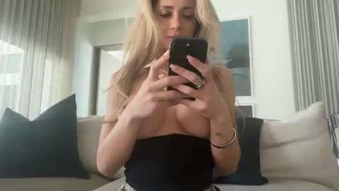 Snapshot of sexylexy1111 chatting on 10.18.25 Lexy online show from 10.18.25