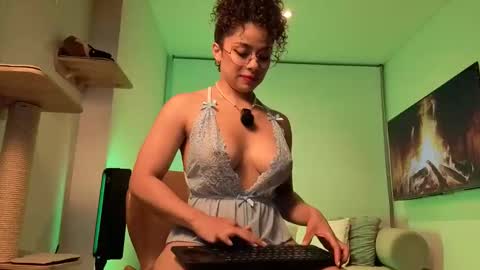 Snapshot of sexys_lave chatting on 04.25.26 Ivanna and Esteban online show from 04.25.26
