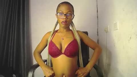 Snapshot of sexyslim_ebony chatting on 03.18.26 Darkskinned Rae online show from 03.18.26