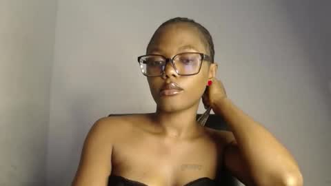Snapshot of sexyslim_ebony chatting on 03.26.26 Darkskinned Rae online show from 03.26.26