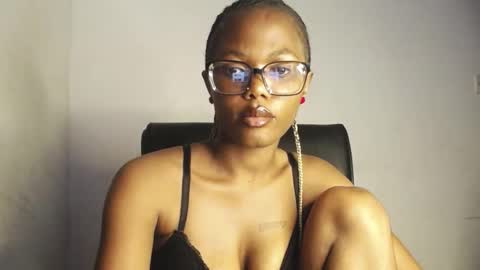 Snapshot of sexyslim_ebony chatting on 03.27.26 Darkskinned Rae online show from 03.27.26