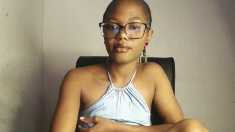 Snapshot of sexyslim_ebony chatting on 03.29.26 Darkskinned Rae online show from 03.29.26