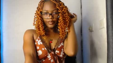 Snapshot of sexyslim_ebony chatting on 04.06.26 Darkskinned Rae online show from 04.06.26