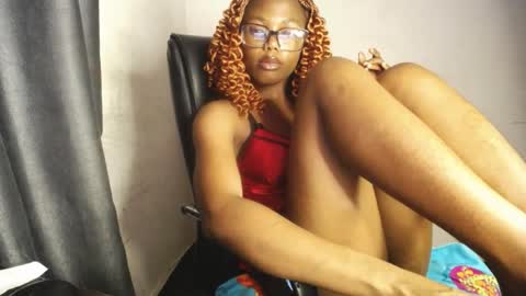 Snapshot of sexyslim_ebony chatting on 04.08.26 Darkskinned Rae online show from 04.08.26