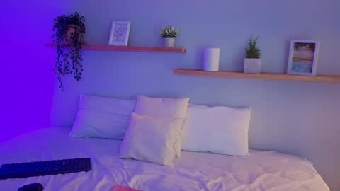 Snapshot of shainadavis chatting on 12.21.25 Shaina online show from 12.21.25