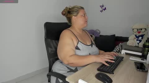 Snapshot of shannonbbw chatting on 12.17.24 SHANNONBBW online show from 12.17.24