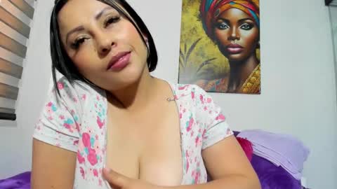 Snapshot of shantall_8 chatting on 02.18.25 karol online show from 02.18.25