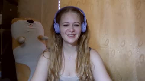 Snapshot of sharlalaskin chatting on 10.03.25 Annie online show from 10.03.25