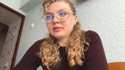 Snapshot of sharleencombest chatting on 03.26.26 Lola online show from 03.26.26