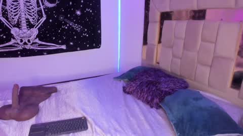 Heidy  online show from 01.15.25