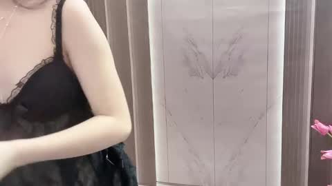 Snapshot of shellysan chatting on 10.29.25 Shelly online show from 10.29.25