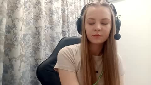 Snapshot of sherrylkeep chatting on 11.27.25 Lisa online show from 11.27.25