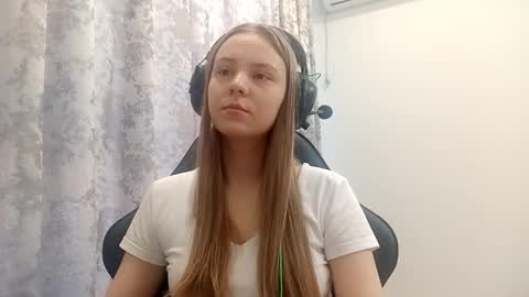 Snapshot of sherrylkeep chatting on 12.21.25 Lisa online show from 12.21.25