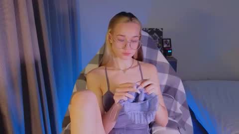 Snapshot of shey1i chatting on 12.19.25 Sheyli online show from 12.19.25