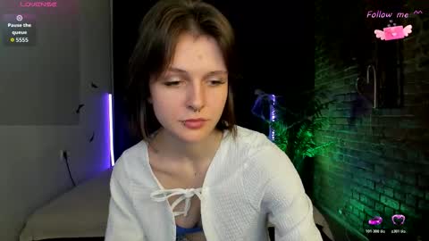 Snapshot of shine_vivi chatting on 11.12.25 Vivi online show from 11.12.25