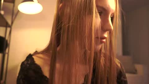 Snapshot of shiningstarrr chatting on 01.06.25 Nika online show from 01.06.25