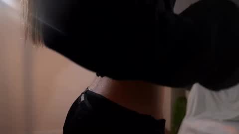 Snapshot of shiningstarrr chatting on 09.11.25 Nika online show from 09.11.25