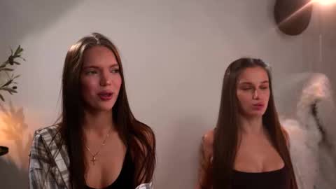 Snapshot of shiningstarrr chatting on 10.02.25 Nika online show from 10.02.25