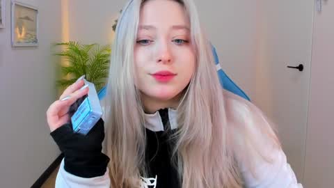 Snapshot of shir_0 chatting on 12.23.24 shir_0 online show from 12.23.24