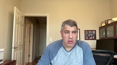 Snapshot of showmet chatting on 12.02.24 Chicago Guy online show from 12.02.24