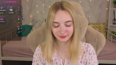 Snapshot of shy__polly chatting on 06.12.26 Polly online show from 06.12.26