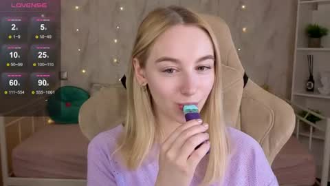 Snapshot of shy__polly chatting on 06.19.26 Polly online show from 06.19.26