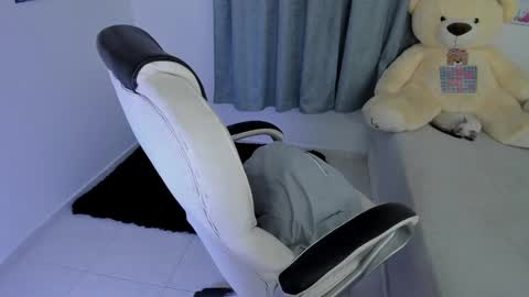 Snapshot of shy_angel4 chatting on 12.14.24 Nahomy online show from 12.14.24