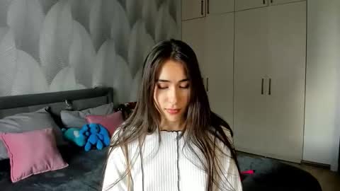 Snapshot of shy_bambiii chatting on 09.18.25 Mika online show from 09.18.25