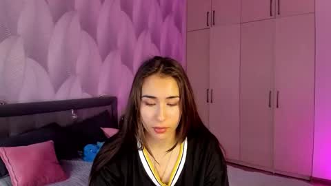 Snapshot of shy_bambiii chatting on 09.22.25 Mika online show from 09.22.25