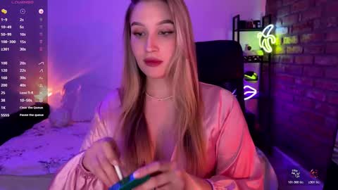 Snapshot of shy_bee chatting on 11.23.25 Alice online show from 11.23.25