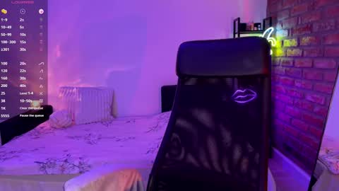 Snapshot of shy_bee chatting on 11.25.25 Alice online show from 11.25.25