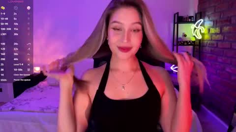 Snapshot of shy_bee chatting on 11.28.25 Alice online show from 11.28.25