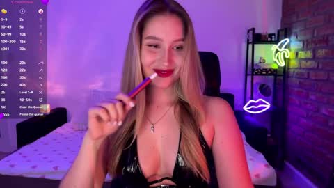 Snapshot of shy_bee chatting on 12.16.25 Alice online show from 12.16.25