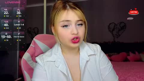 Snapshot of shy_blondiee chatting on 02.08.25 Molly online show from 02.08.25