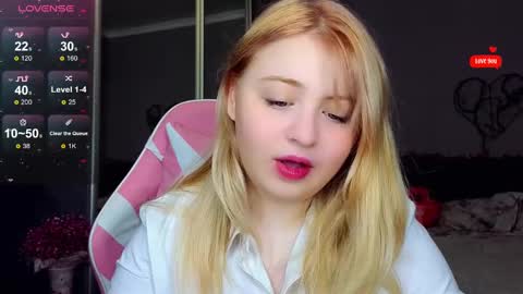 Snapshot of shy_blondiee chatting on 02.20.25 Molly online show from 02.20.25