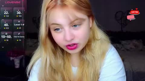 Snapshot of shy_blondiee chatting on 02.21.25 Molly online show from 02.21.25