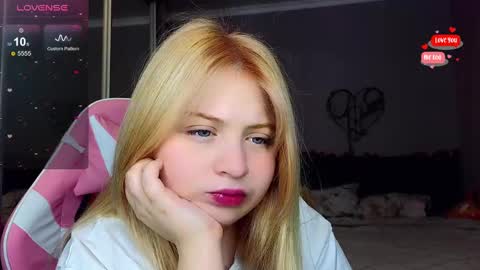 Snapshot of shy_blondiee chatting on 02.22.25 Molly online show from 02.22.25