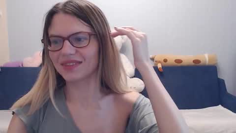 Snapshot of shy_moony chatting on 11.02.25 just Alex online show from 11.02.25