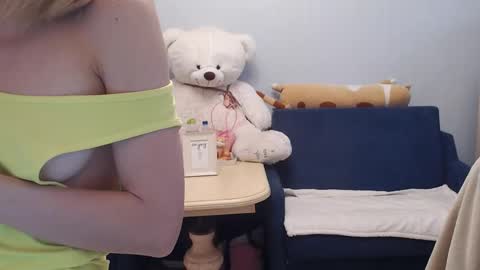 Snapshot of shy_moony chatting on 11.07.25 just Alex online show from 11.07.25