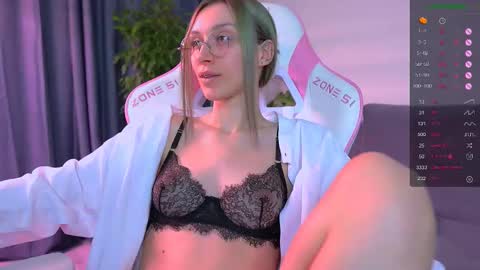 Snapshot of shy_or_horny chatting on 10.21.25 HI i am Marcy online show from 10.21.25