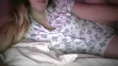 Snapshot of shyelyseee chatting on 11.21.25 Elyse online show from 11.21.25