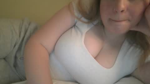 Snapshot of shyelyseee chatting on 02.01.26 Elyse online show from 02.01.26