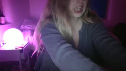 shyspacegirlie online show from 10.22.25