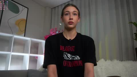 Snapshot of signehinz chatting on 09.28.25 Eva online show from 09.28.25