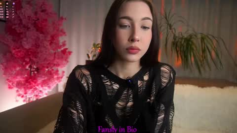 Snapshot of signehinz chatting on 10.13.25 Eva online show from 10.13.25